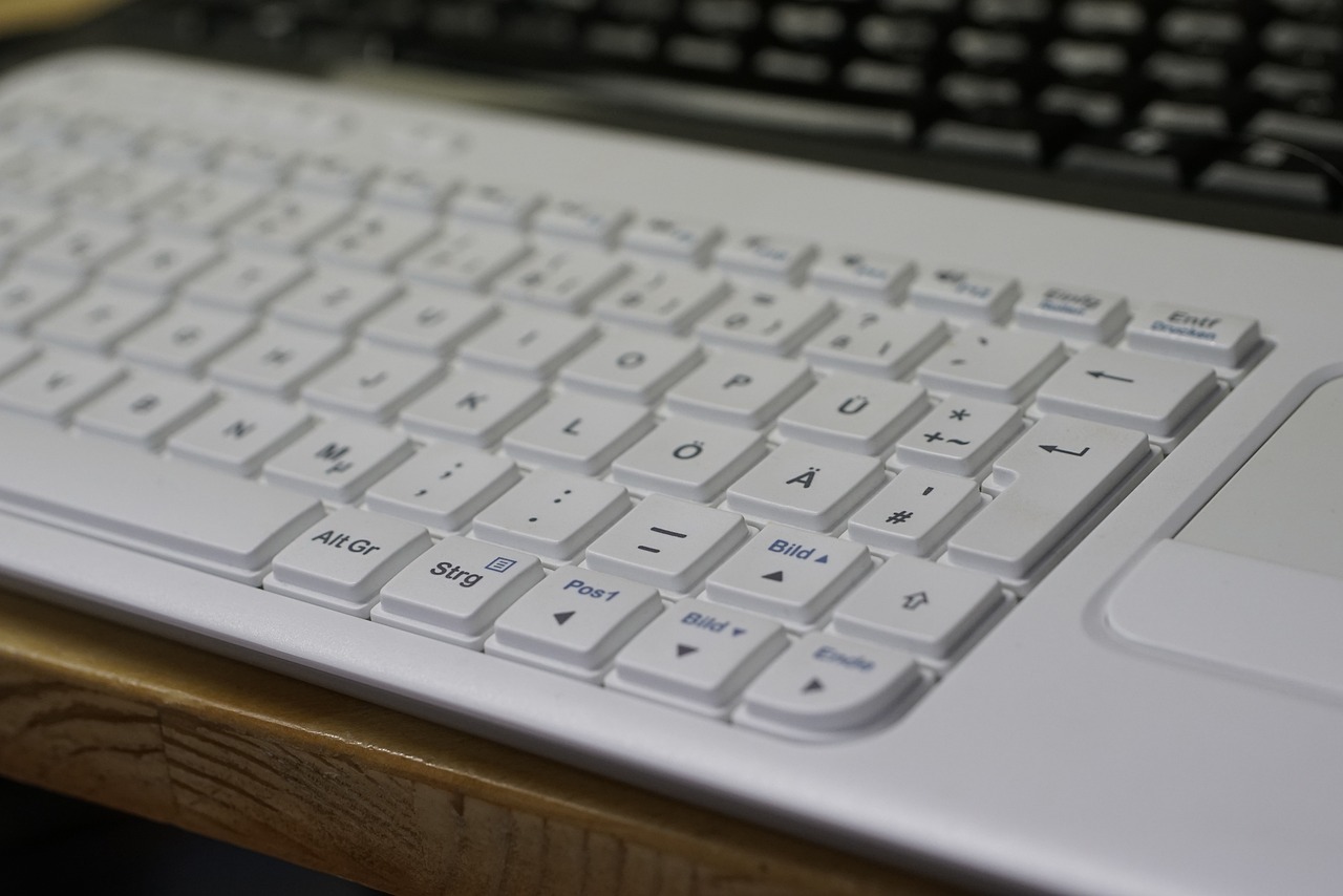 Kampanie społeczne o cyberzagrożeniach dla uczniów – najlepsze przykłady keyboard-6872090_1280
