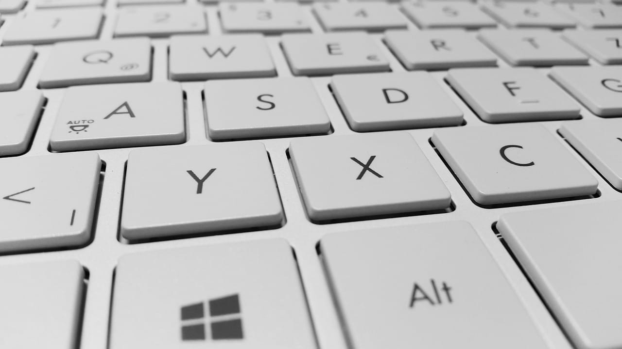Rola AI w arbitrażu międzynarodowym – przyszłość rozstrzygania sporów keyboard-886462_1280