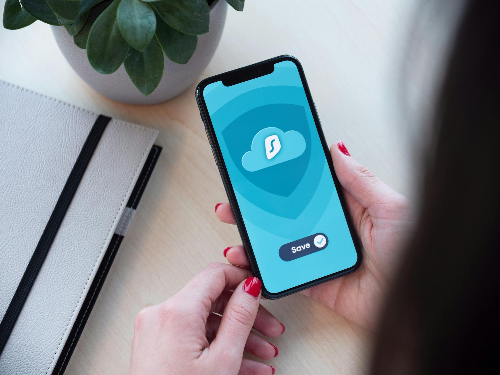 Kobieta korzysta z zaszyfrowanej aplikacji mobilnej na smartfonie