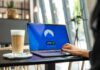 10 praktycznych zasad bezpieczeństwa danych w chmurze dla freelancerów i mikrofirm Osoba pracująca zdalnie w kawiarni na laptopie z włączonym VPN