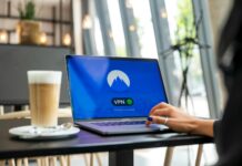 Osoba pracująca zdalnie w kawiarni na laptopie z włączonym VPN