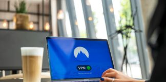 Osoba pracująca zdalnie w kawiarni na laptopie z włączonym VPN