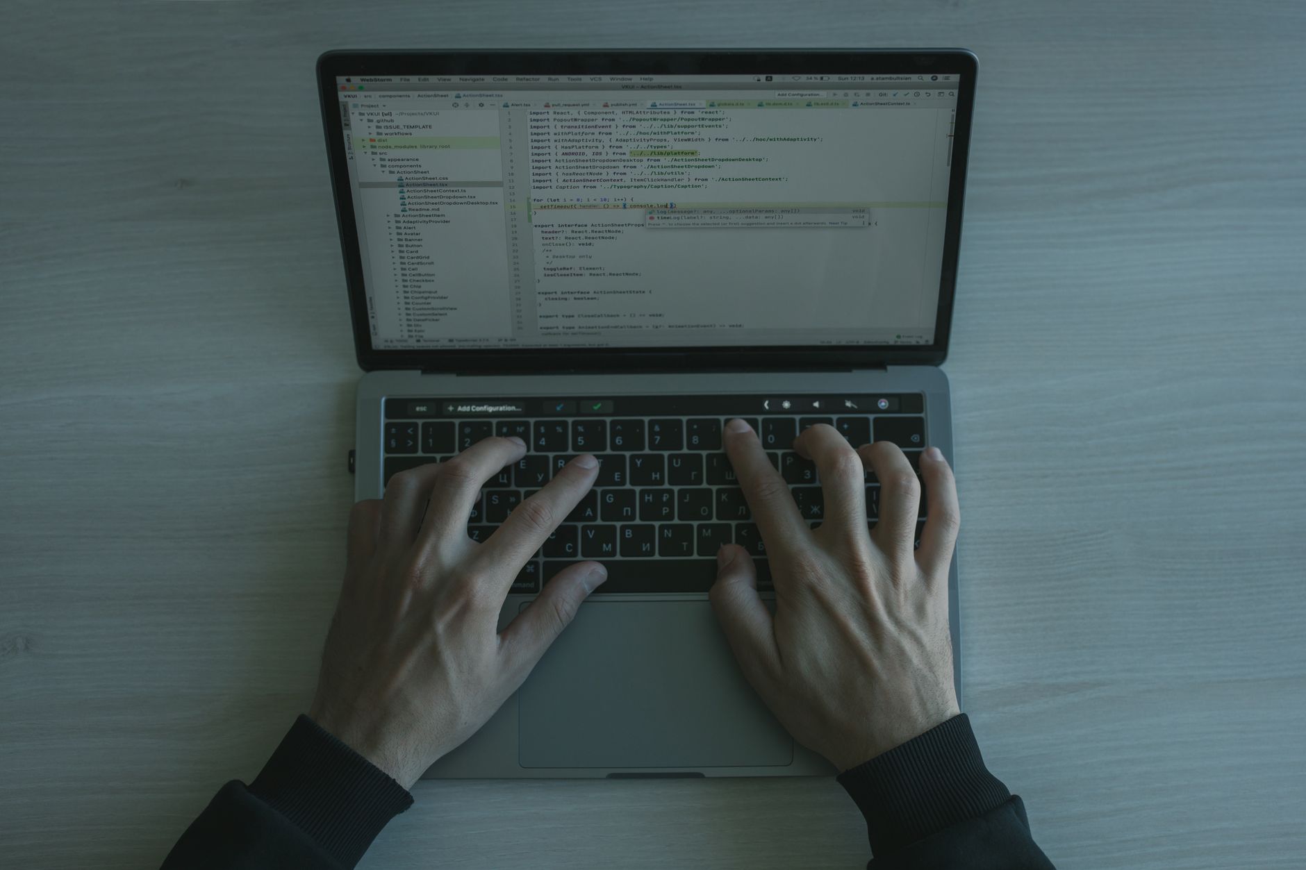 Programista pisze kod związany z rozpoznawaniem obrazu na laptopie