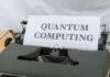 Kwantowa rewolucja w IT: jak komputery kwantowe zmienią internet Stara maszyna do pisania z kartką z napisem Quantum Computing