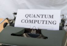 Kwantowa rewolucja w IT: jak komputery kwantowe zmienią internet Stara maszyna do pisania z kartką z napisem Quantum Computing