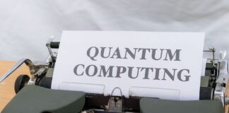 Stara maszyna do pisania z kartką z napisem Quantum Computing