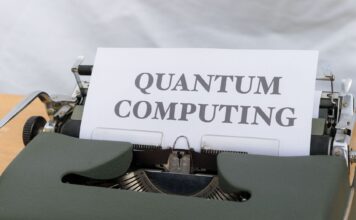 Kwantowa rewolucja w IT: jak komputery kwantowe zmienią internet Stara maszyna do pisania z kartką z napisem Quantum Computing