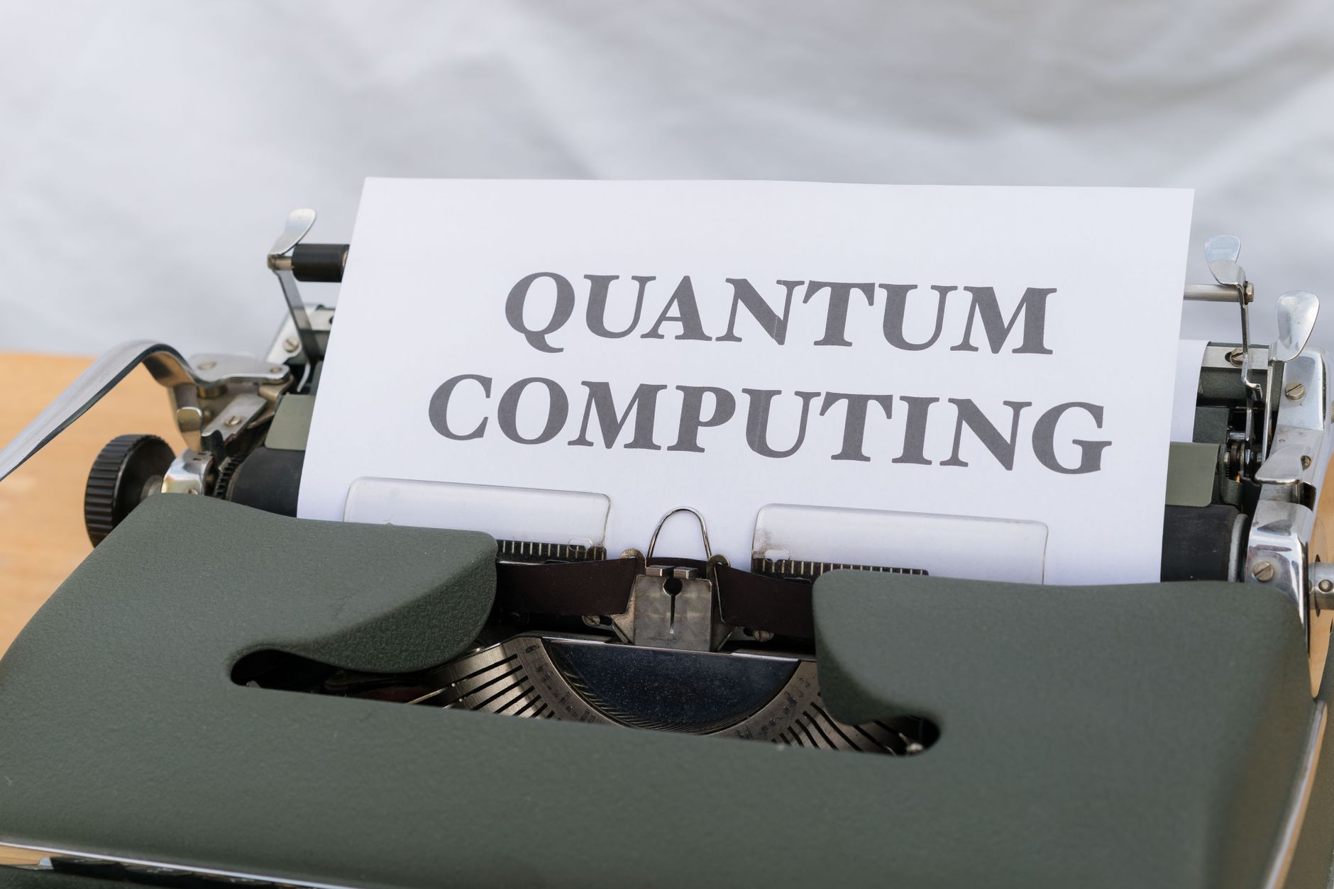 Kwantowa rewolucja w IT: jak komputery kwantowe zmienią internet Stara maszyna do pisania z kartką z napisem Quantum Computing