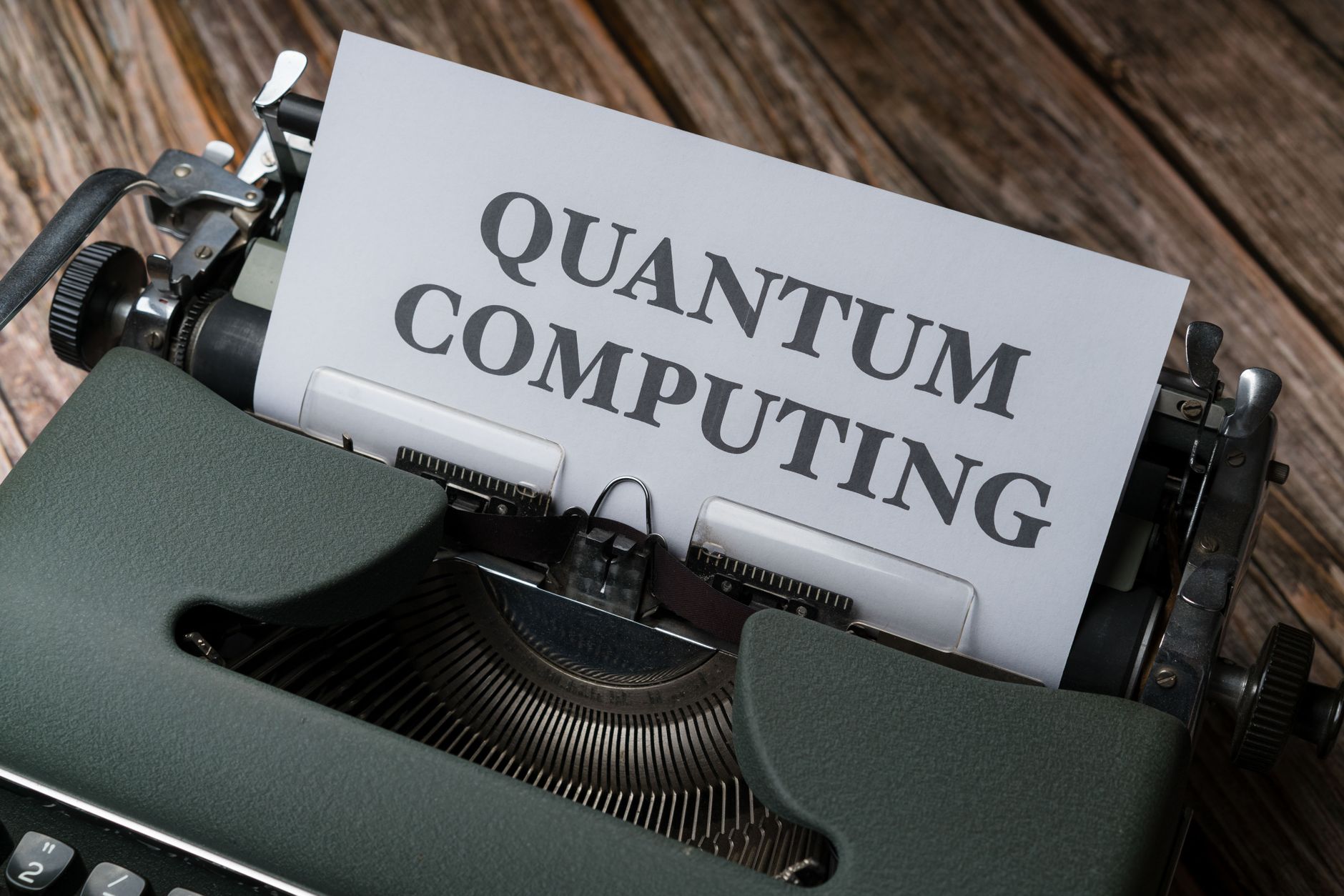 Stare biurko z maszyną do pisania i napis computing quantum internet