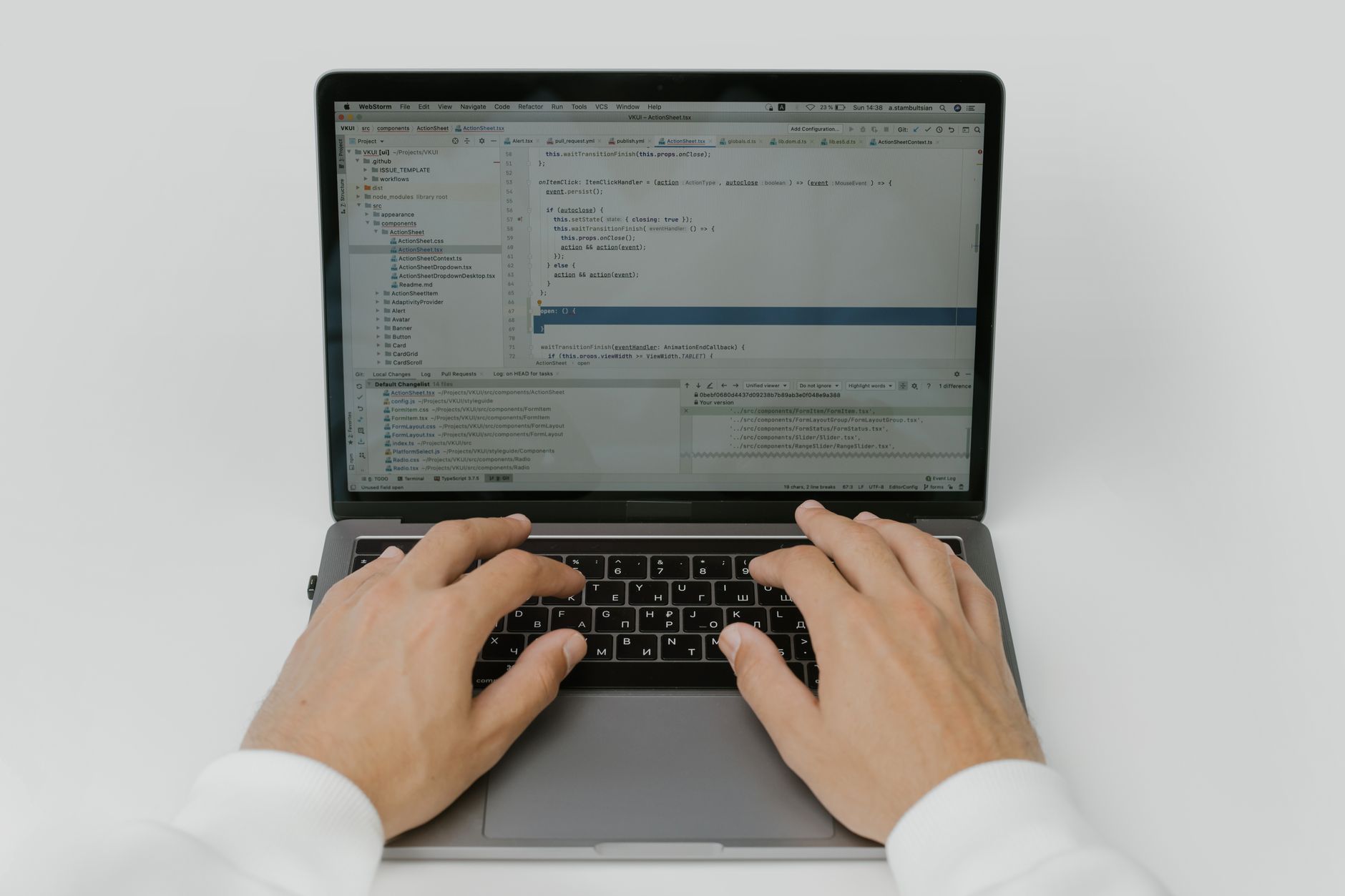 Wykorzystanie OpenCV i bibliotek vision AI do budowy systemów rozpoznawania obrazu Zbliżenie na dłonie programisty piszącego kod AI na laptopie