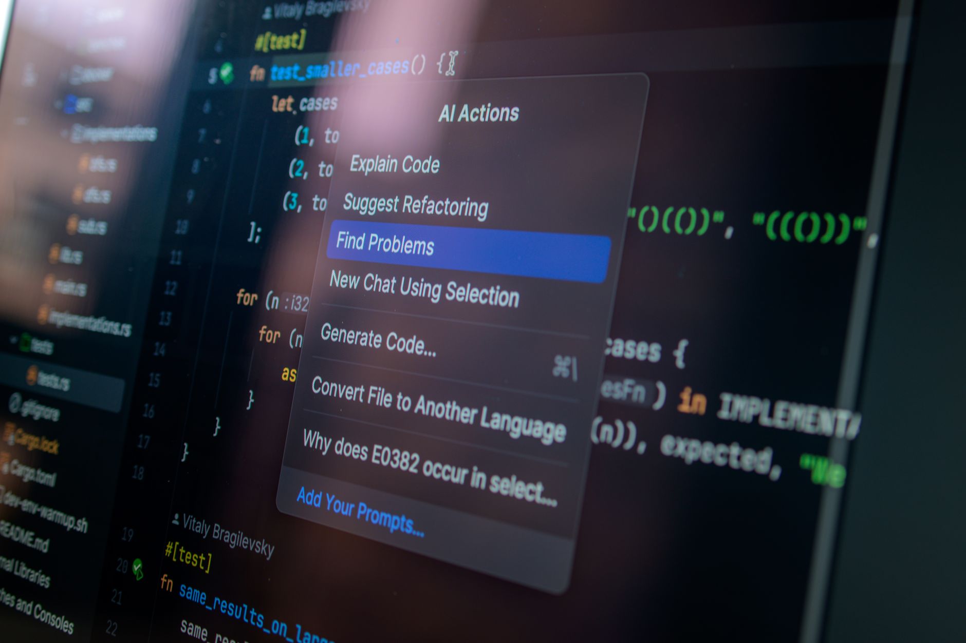Ekran komputera z kodem i menu działań AI w edytorze programistycznym