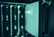 Jak zbudować domowe lab IT do testów wydajnościowych bez wydawania fortuny na sprzęt Nowoczesne szafy serwerowe w centrum danych dla testów wydajnościowych