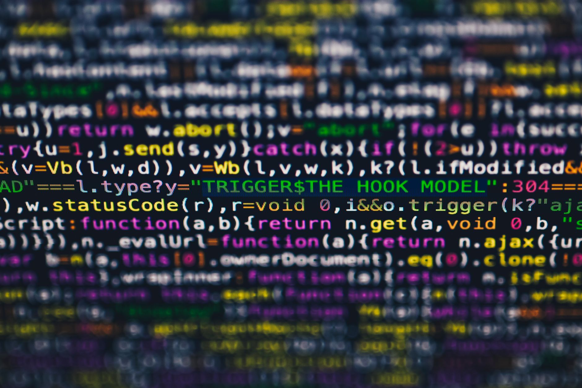 Czy AI może generować kod bez naruszania licencji? Prawo dogania technologię Zbliżenie kolorowych linijek kodu na ekranie komputera