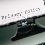 Etyka danych treningowych: skąd brać legalne zbiory i unikać naruszeń prywatności Zbliżenie na zabytkową maszynę do pisania i dokument polityki prywatności