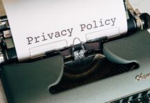 Etyka danych treningowych: skąd brać legalne zbiory i unikać naruszeń prywatności Zbliżenie na zabytkową maszynę do pisania i dokument polityki prywatności