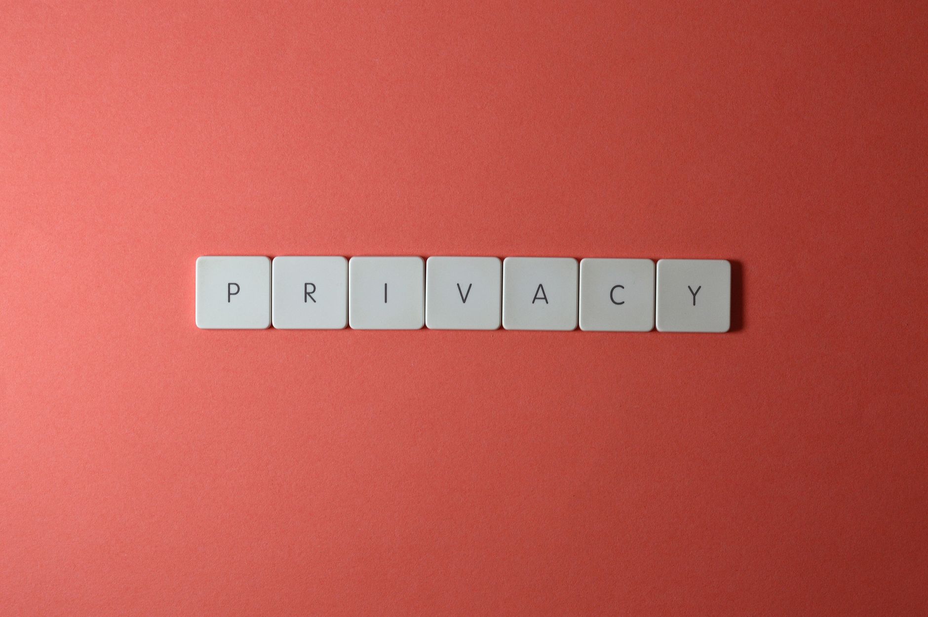 Zbliżenie płytek z literami układającymi słowo PRIVACY na czerwonym tle
