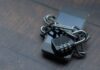 Utrata telefonu bez paniki: szyfrowanie, blokada zdalna i kopie zapasowe w świecie mobilnym Smartfon owinięty łańcuchem z kłódką symbolizującą silne zabezpieczenia