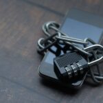 Utrata telefonu bez paniki: szyfrowanie, blokada zdalna i kopie zapasowe w świecie mobilnym Smartfon owinięty łańcuchem z kłódką symbolizującą silne zabezpieczenia